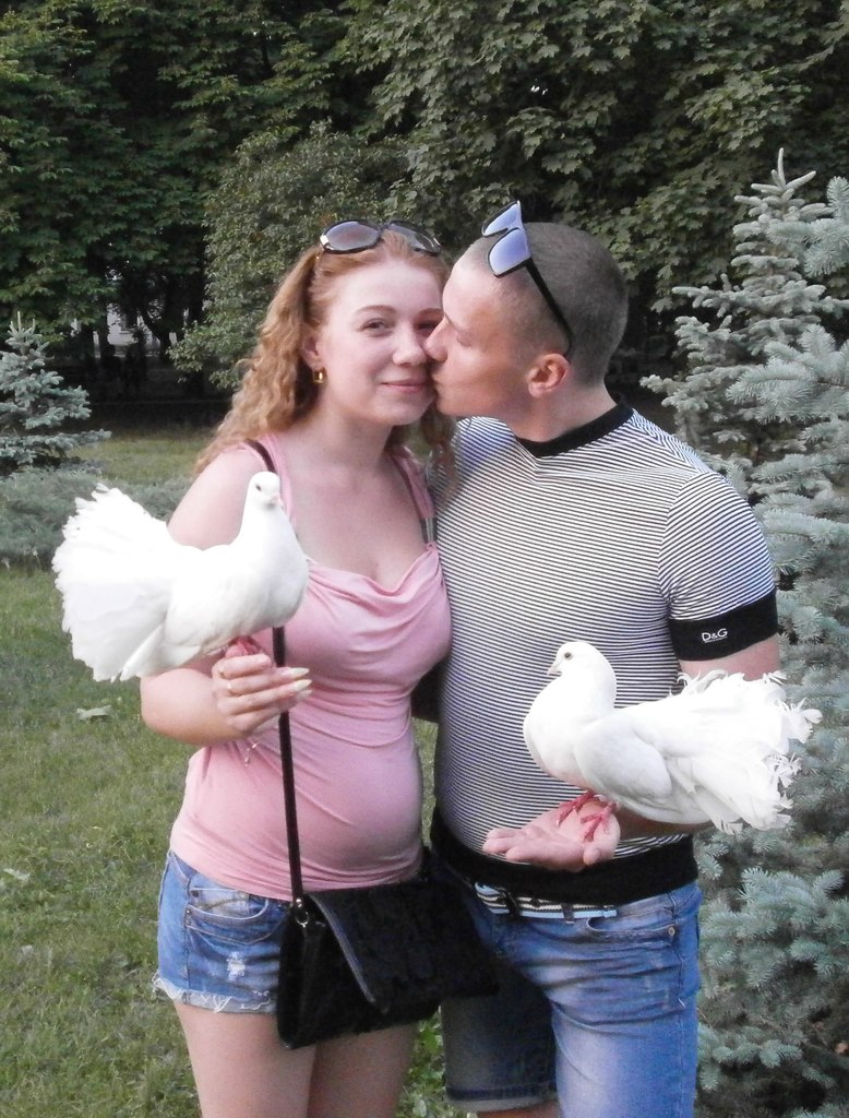 женщина и мужчина запускают голубей